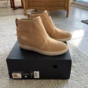 NIB SOREL Women's Out N About Slip-On Wedge Boot-Canoe/Sea Salt Suede - Size 8.5